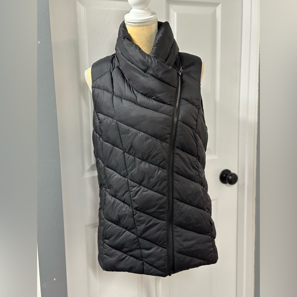 Women’s Asymetrical Zip Puffy Vest
